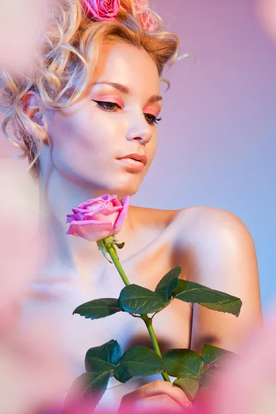 Tiro de beleza de uma mulher com rosa — Fotografia de Stock