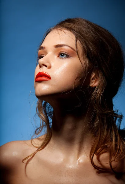 Glossy skin, red lips and curly hair — Stock Photo, Image