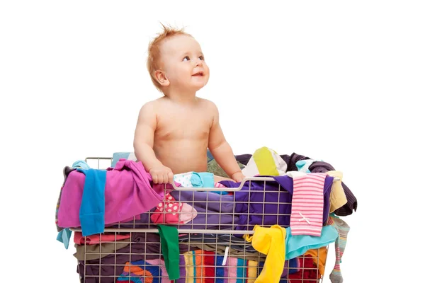 Baby i korg med kläder — Stockfoto