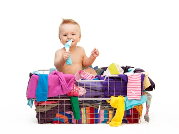 Criança em cesta com roupas — Fotografia de Stock
