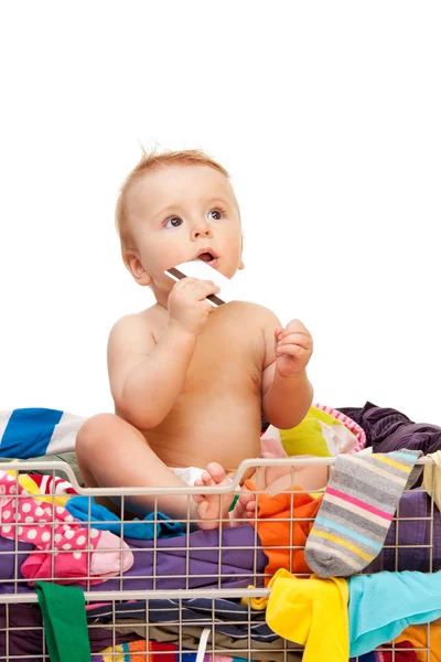 Bebé con ropa y tarjeta de crédito — Foto de Stock