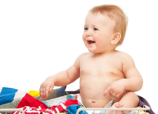 Skrattande bebis sitter i kläder — Stockfoto