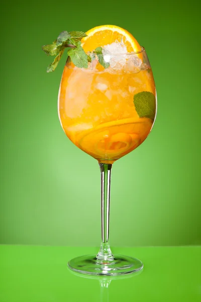 Освежающий летний апельсиновый напиток — стоковое фото