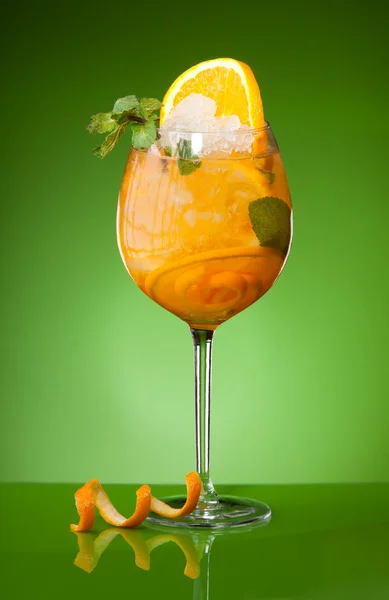 Bebida fresca de naranja con hielo — Foto de Stock