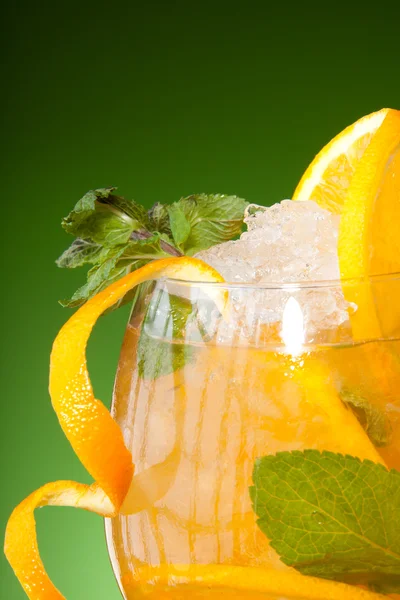 Gros plan sur le verre de jus d'orange frais — Photo