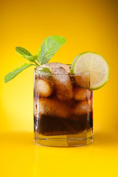 Cola con hielo y menta — Foto de Stock
