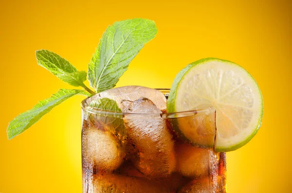 Cola buz ve limon ile — Stok fotoğraf