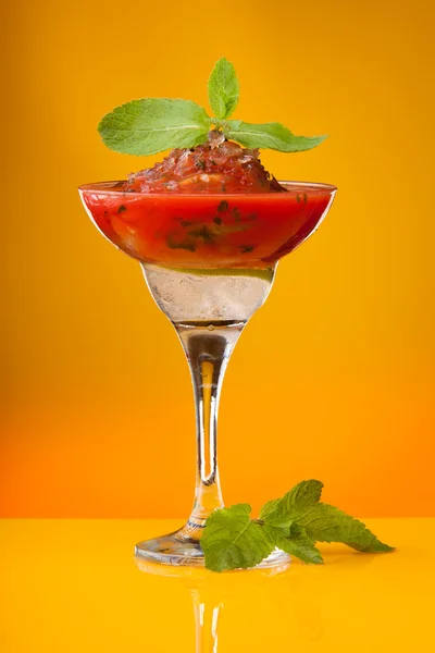 Sok pomidorowy z lodu i miętą — Zdjęcie stockowe