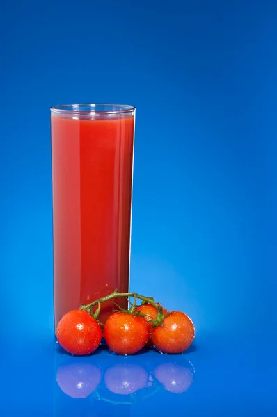 トマト ジュースとガラス — ストック写真