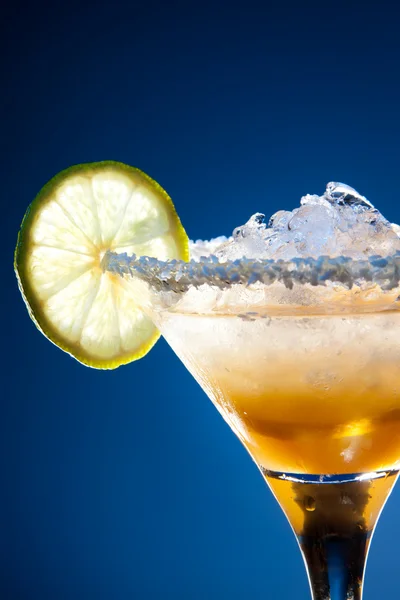 Kalk in cocktailglas — Stockfoto