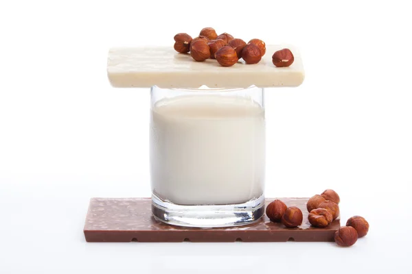 Glas met melk en chocolade met noten — Stockfoto