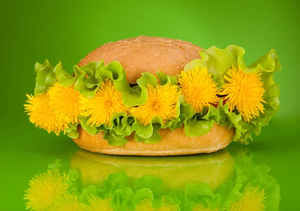 Menu di primavera speciale - Burger con denti di leone — Foto Stock