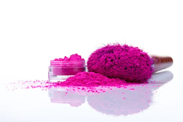 Sombras de maquillaje rosa y pincel — Foto de Stock