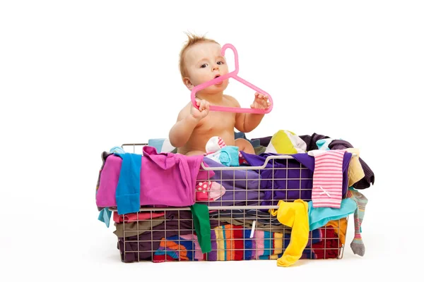 Baby in Kleidung und Kleiderbügel lizenzfreie Stockfotos