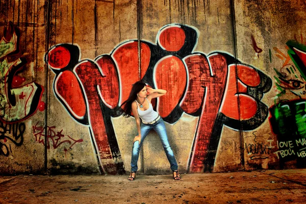 Κορίτσι σε γκράφιτι τοίχο φόντο — Φωτογραφία Αρχείου
