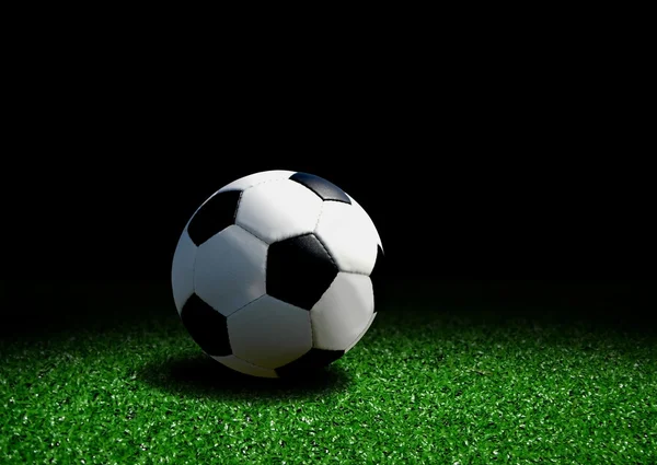 Piłka nożna na trawie — Zdjęcie stockowe