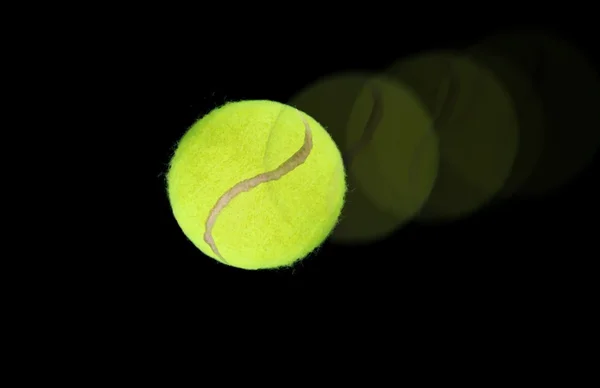 Теннисный мяч на высокой скорости — стоковое фото