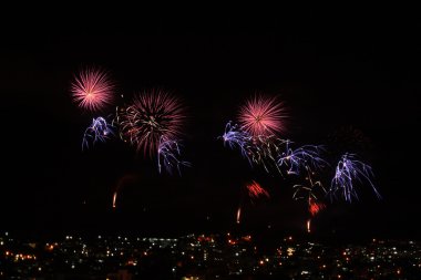 fireworks pembe ve mavi şehir içinde görüntüleme