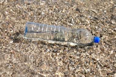 botella de agua mineral y vaso vacío