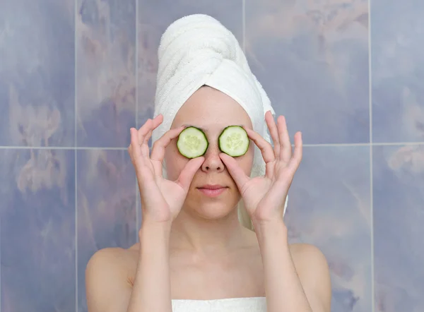 Woman with a cucumbers on eyes — Stock Photo, Image