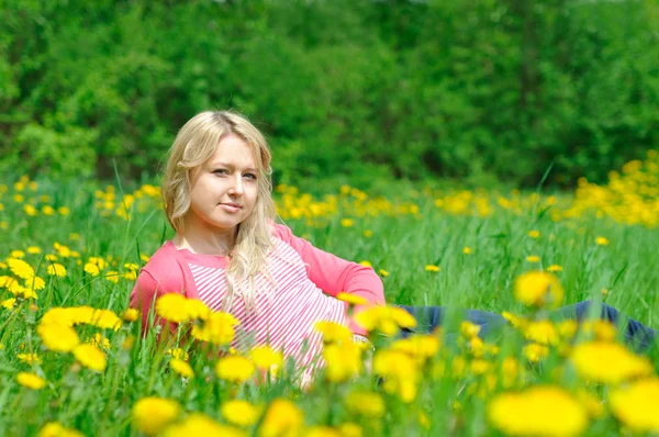 Mladá žena na trávě — Stock fotografie