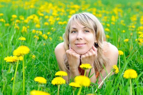 Femme blonde sur l'herbe — Photo