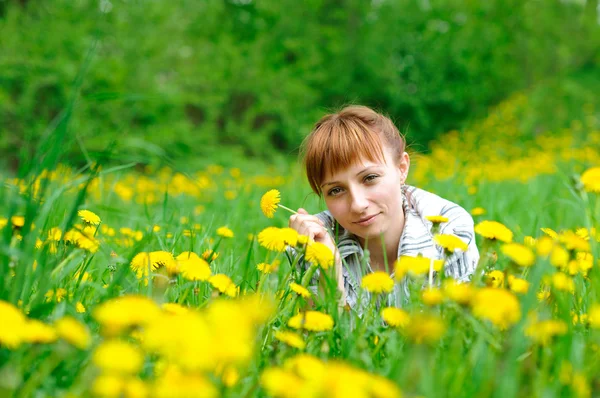 在草地上的女人 — 图库照片