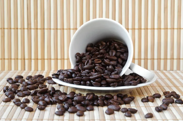 Tasse mit Kaffeebohnen — Stockfoto