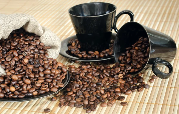 Grãos de café com copos e saco — Fotografia de Stock