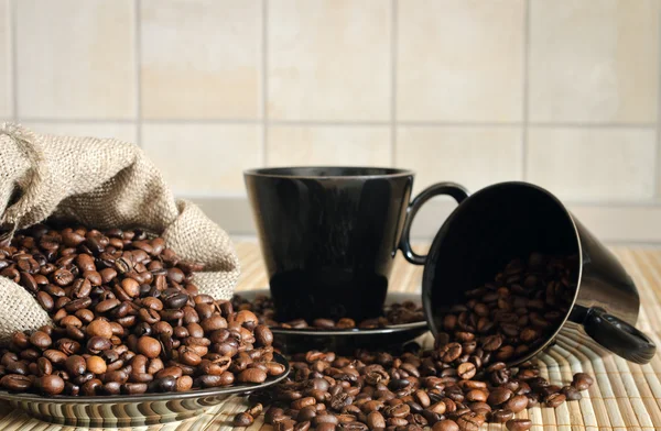 Kávová zrna s cups a pytel — Stock fotografie