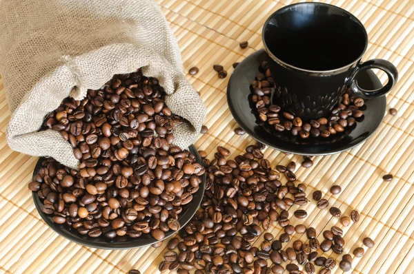 Kahve çekirdekleri ile bir fincan ve torba — Stok fotoğraf