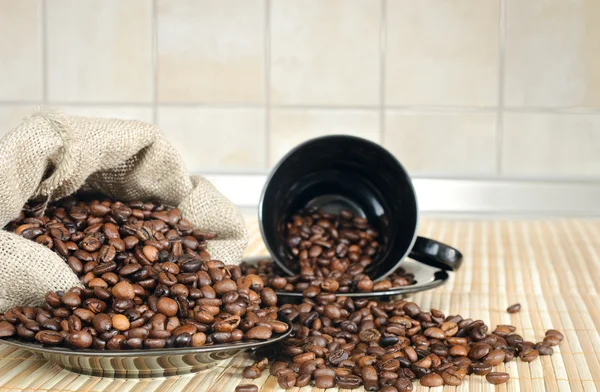 Kaffebönor med en kopp och säck — Stockfoto