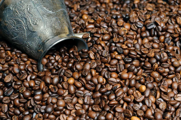 Kaffeekörner mit einem Becher — Stockfoto