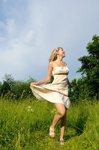 在草地上跳舞的女人 — 图库照片