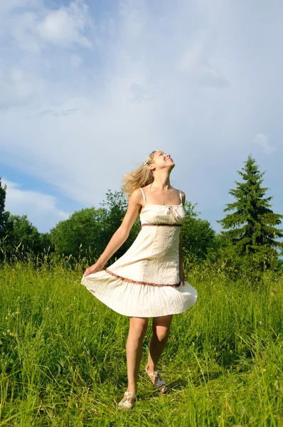 Femme dansante sur la prairie — Photo