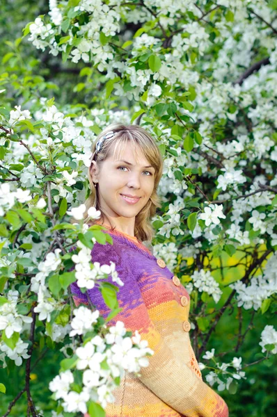 Žena poblíž Kvetoucí strom — Stock fotografie