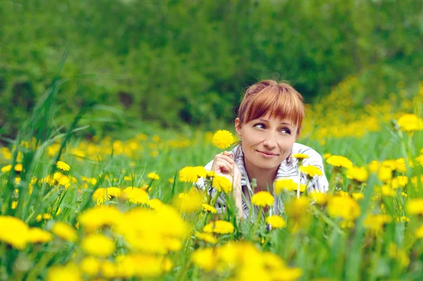 Rote Frau auf dem Gras — Stockfoto