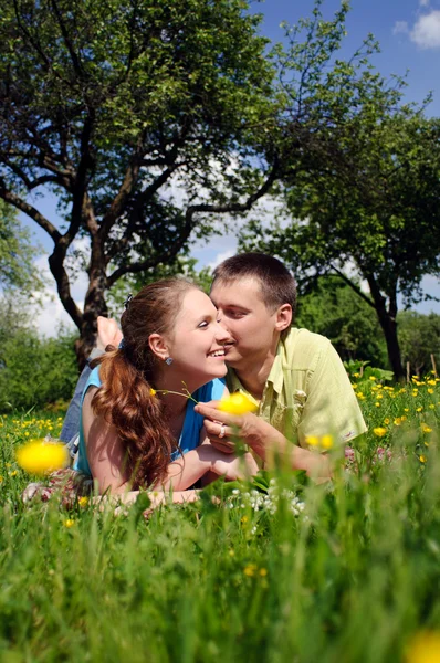 Casal no parque — Fotografia de Stock