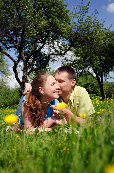Couple dans le parc Images De Stock Libres De Droits
