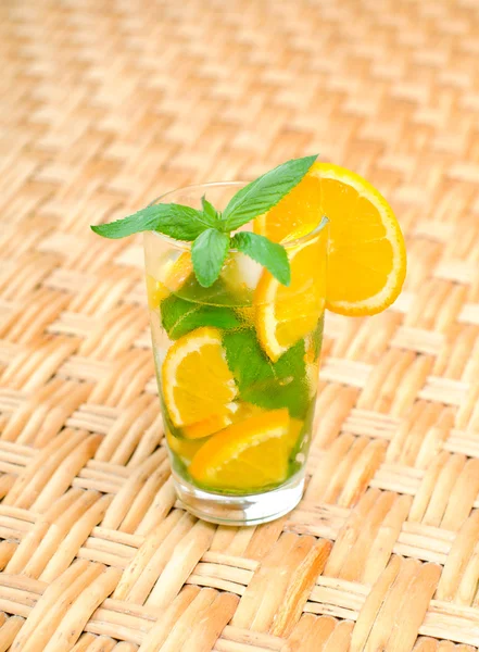 Pohár az asztalon limonade — Stock Fotó