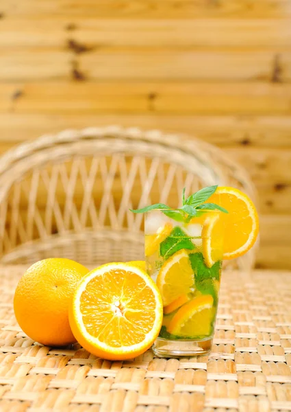 Sklo limonade s pomeranči — Stock fotografie
