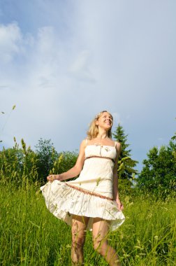 çayır üzerinde dans eden kadın