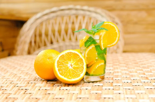 Glas saft med apelsiner — Stockfoto