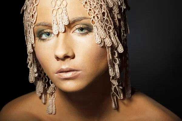 Vacker kvinna med moderna lockig frisyr — Stockfoto