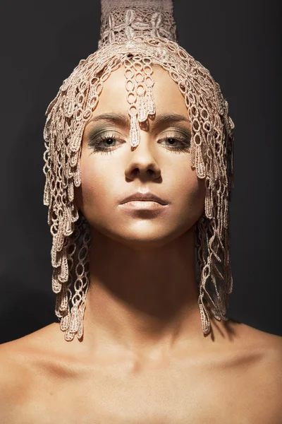 モダンな巻き毛のヘアスタイルと美しい女性 — ストック写真