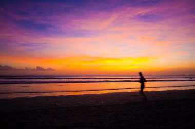 kadın atlet silhouette yumuşak pastel günbatımı gökyüzü ve deniz