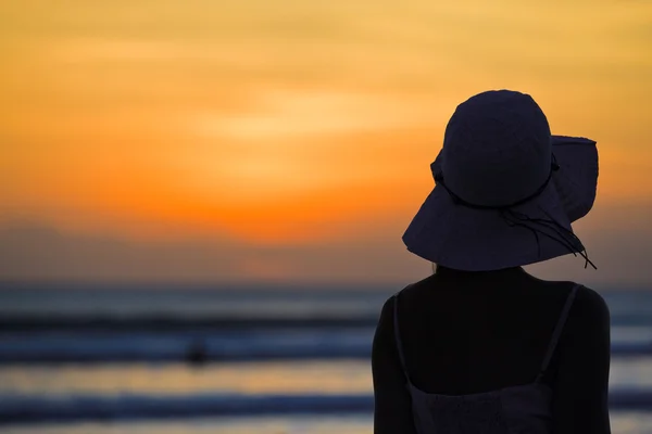 Красива молода жінка стоїть на пляжі — стокове фото