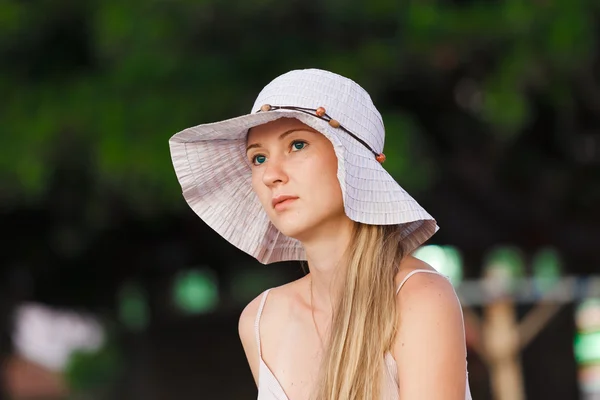 Όμορφη γυναίκα με καπέλο στην παραλία — Φωτογραφία Αρχείου