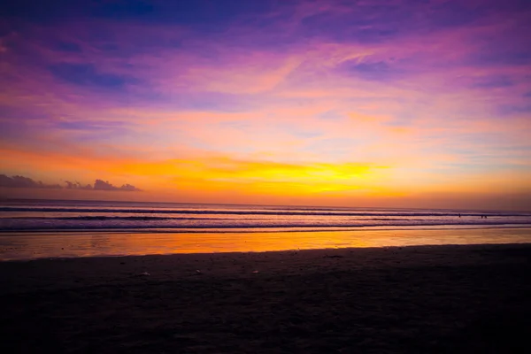 Tropischer Sonnenuntergang am Strand — Stockfoto