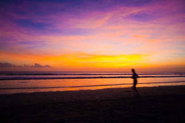 女性转轮剪影与软柔和的夕阳的天空和大海 — 图库照片